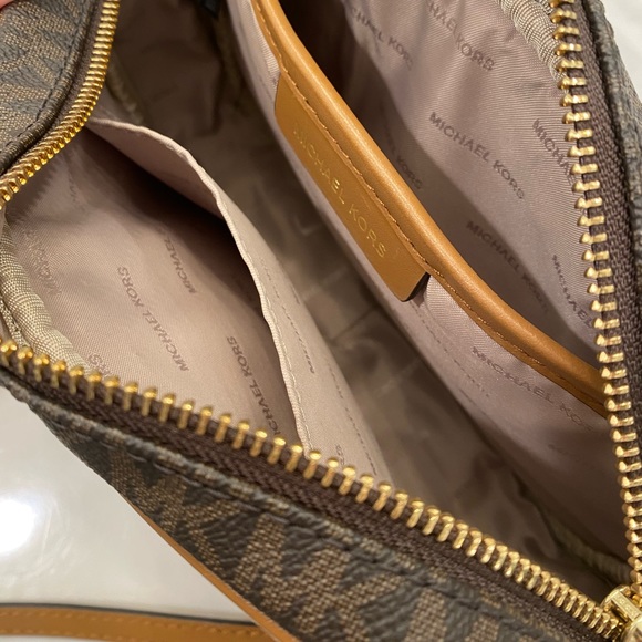 Michael Kors / Jet Set Canvas Crossover Bag - Picture 6 of 9